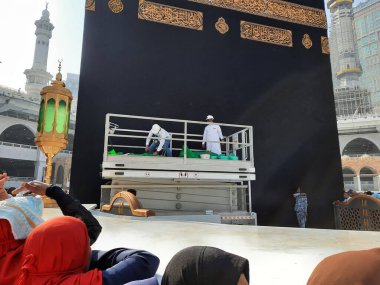 Dünyanın farklı ülkelerinden hacılar Mescid-i Haram, Mekke, Suudi Arabistan 'ın avlusunda Kabe yakınlarında bulunmaktadır..