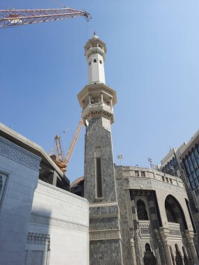 Mekke 'deki Mescid Al Haram' ın güzel dış manzarası. Mescid-i Haram 'ın dış kesiminin de dünyanın dört bir yanından gelen ziyaretçiler için mükemmel tesisleri vardır.. 