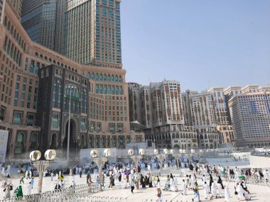 Mekke, Suudi Arabistan 'daki Mescidi Haram ve Mekke Saat Kulesi' nin dış avlusunun güzel bir manzarası..