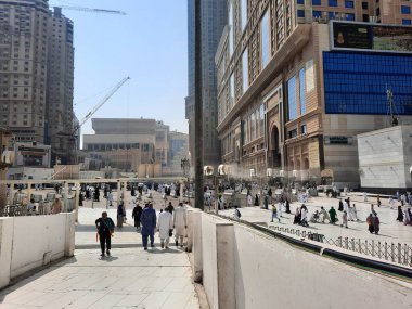 Mekke 'deki Mescid Al Haram' ın güzel dış manzarası. Mescid-i Haram 'ın dış kesiminin de dünyanın dört bir yanından gelen ziyaretçiler için mükemmel tesisleri vardır.. 