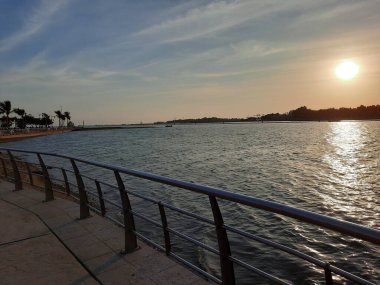 Jeddah, Corniche 'de güzel bir gün batımı. Jeddah Corniche, Suudi Arabistan 'ın başkenti Jeddah' da yer alan bir kıyı bölgesidir. Kızıl Deniz kıyısında yer almaktadır..