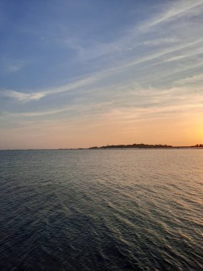 Jeddah, Corniche 'de güzel bir gün batımı. Jeddah Corniche, Suudi Arabistan 'ın başkenti Jeddah' da yer alan bir kıyı bölgesidir. Kızıl Deniz kıyısında yer almaktadır..