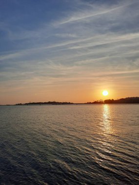 Jeddah, Corniche 'de güzel bir gün batımı. Jeddah Corniche, Suudi Arabistan 'ın başkenti Jeddah' da yer alan bir kıyı bölgesidir. Kızıl Deniz kıyısında yer almaktadır..