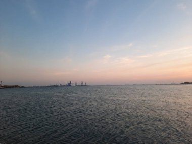Jeddah, Corniche 'de güzel bir gün batımı. Jeddah Corniche, Suudi Arabistan 'ın başkenti Jeddah' da yer alan bir kıyı bölgesidir. Kızıl Deniz kıyısında yer almaktadır..
