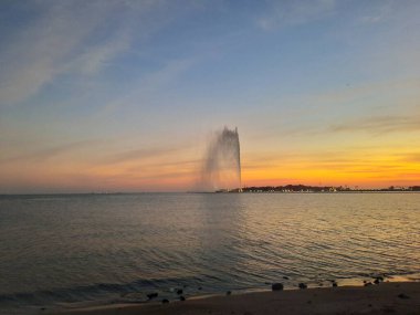 Jeddah, Corniche 'de güzel bir gün batımı. Jeddah Corniche, Suudi Arabistan 'ın başkenti Jeddah' da yer alan bir kıyı bölgesidir. Kızıl Deniz kıyısında yer almaktadır..