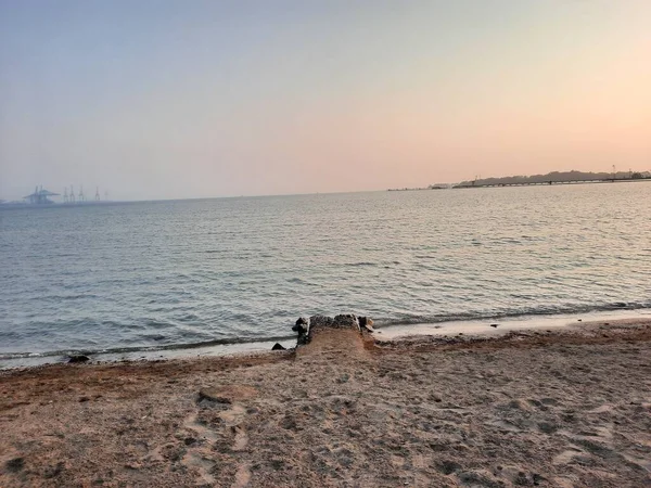 ジェッダの美しい夕日コーニッチ ジェッダ コルニッチ ジェッダ コルニッチ ジェッダ ウォーターフロント サウジアラビアのジェッダ市の沿岸地域である 紅海沿いにあります — ストック写真