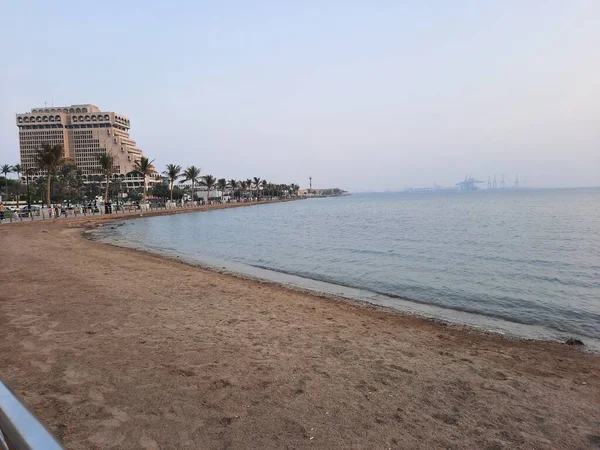 Jeddahビーチからの夕景と夕日はとても美しいです ジェッダ ビーチに群がって夕日を見る人が大勢います — ストック写真