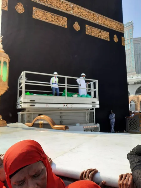 Паломники Разных Стран Мира Находятся Рядом Каабой Дворе Мечети Аль — стоковое фото