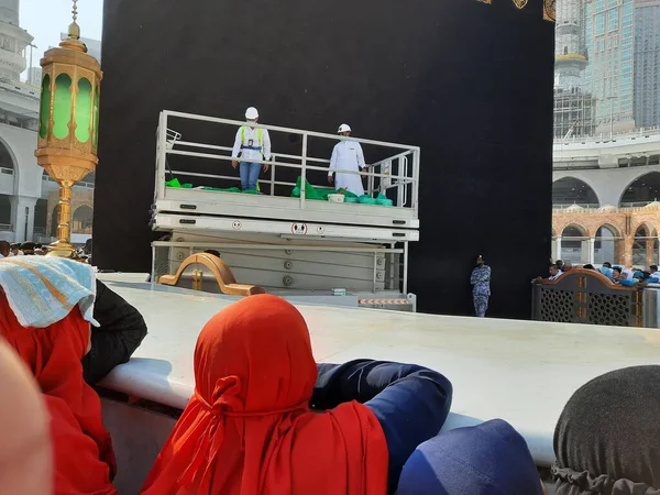 나라에서 순례자들은 사우디아라비아의 메카에 마스지드알 하람의 근처에 — 스톡 사진