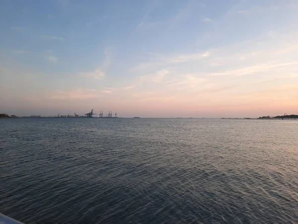 美丽的日落在吉达 科利奇 吉达科利奇 Jeddah Corniche 也被称为吉达滨水区 是沙特阿拉伯吉达市的一个沿海地区 位于红海沿岸 — 图库照片