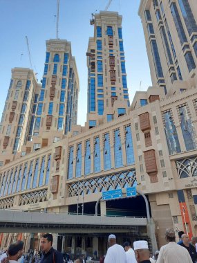 Jabal Omar yerleşim merkezinin güzel bir manzarası ve farklı ülkelerden gelen ziyaretçiler Mescid-i Haram, Makkah, Suudi Arabistan önündeler..