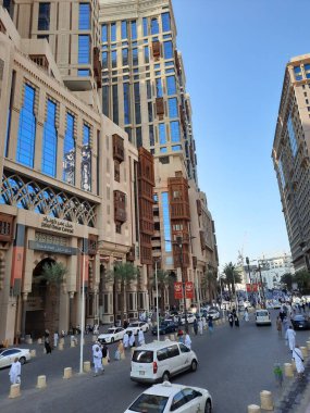 Jabal Omar yerleşim merkezinin güzel bir manzarası ve farklı ülkelerden gelen ziyaretçiler Mescid-i Haram, Makkah, Suudi Arabistan önündeler..