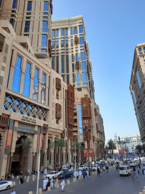 Jabal Omar yerleşim merkezinin güzel bir manzarası ve farklı ülkelerden gelen ziyaretçiler Mescid-i Haram, Makkah, Suudi Arabistan önündeler..