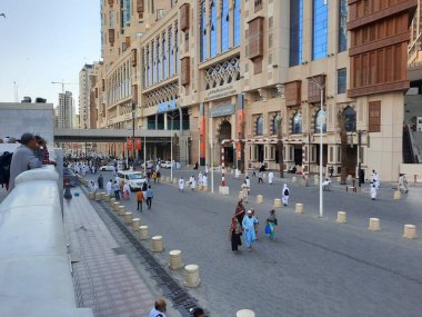 Jabal Omar yerleşim merkezinin güzel bir manzarası ve farklı ülkelerden gelen ziyaretçiler Mescid-i Haram, Makkah, Suudi Arabistan önündeler..