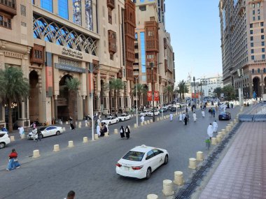 Jabal Omar yerleşim merkezinin güzel bir manzarası ve farklı ülkelerden gelen ziyaretçiler Mescid-i Haram, Makkah, Suudi Arabistan önündeler..