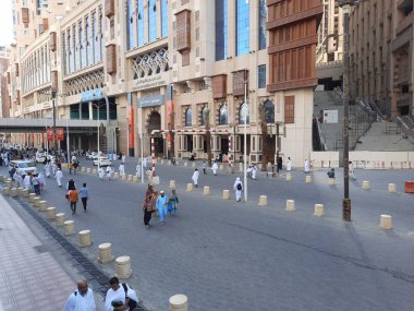 Jabal Omar yerleşim merkezinin güzel bir manzarası ve farklı ülkelerden gelen ziyaretçiler Mescid-i Haram, Makkah, Suudi Arabistan önündeler..
