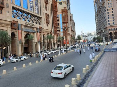 Jabal Omar yerleşim merkezinin güzel bir manzarası ve farklı ülkelerden gelen ziyaretçiler Mescid-i Haram, Makkah, Suudi Arabistan önündeler..