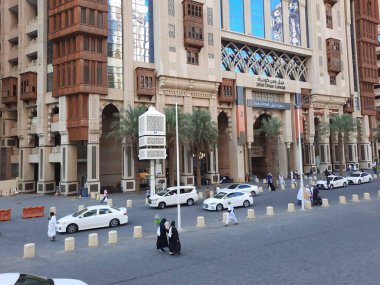 Jabal Omar yerleşim merkezinin güzel bir manzarası ve farklı ülkelerden gelen ziyaretçiler Mescid-i Haram, Makkah, Suudi Arabistan önündeler..