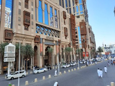 Jabal Omar yerleşim merkezinin güzel bir manzarası ve farklı ülkelerden gelen ziyaretçiler Mescid-i Haram, Makkah, Suudi Arabistan önündeler..