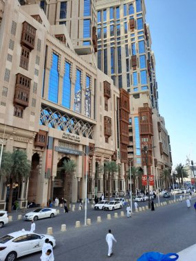 Jabal Omar yerleşim merkezinin güzel bir manzarası ve farklı ülkelerden gelen ziyaretçiler Mescid-i Haram, Makkah, Suudi Arabistan önündeler..