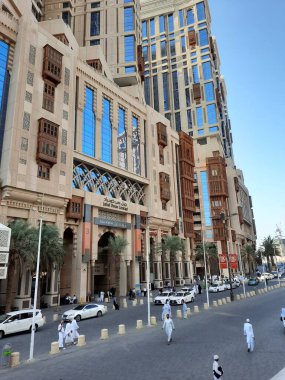 Jabal Omar yerleşim merkezinin güzel bir manzarası ve farklı ülkelerden gelen ziyaretçiler Mescid-i Haram, Makkah, Suudi Arabistan önündeler..