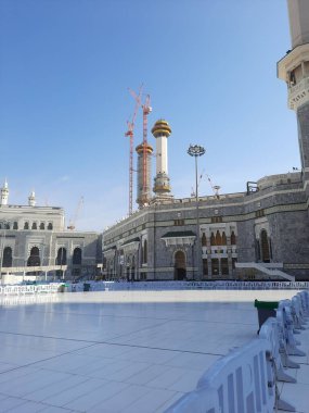 Mekke 'deki Mescid Al Haram' ın güzel dış manzarası. Mescid-i Haram 'ın dış kesiminin de dünyanın dört bir yanından gelen ziyaretçiler için mükemmel tesisleri vardır.. 