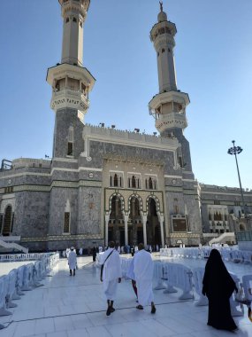 Mescidi Haram, Mekke, Suudi Arabistan 'daki Malik Fahd Kapısı' na doğru yürüyen hacılar.