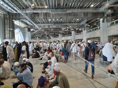 Dünyanın dört bir yanından gelen hacılar, Suudi Arabistan 'ın Makkah kentindeki Mescidi Haram' ın birinci katında cuma namazı için bekliyorlar..