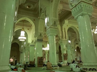 Mescid-i Haram, Mekke, Suudi Arabistan 'ın iç kesimlerindeki dekoratif kemerler, sütunlar ve avizelerin güzel manzarası.