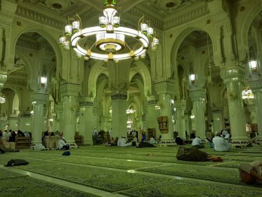 Mescid-i Haram, Mekke, Suudi Arabistan 'ın iç kesimlerindeki dekoratif kemerler, sütunlar ve avizelerin güzel manzarası.