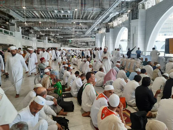 stock image Pilgrims from around the world wait for Friday prayers on the first floor of Masjid al-Haram in Makkah, Saudi Arabia.