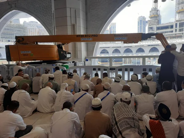Pelgrims Uit Hele Wereld Wachten Vrijdaggebeden Eerste Verdieping Van Masjid — Stockfoto