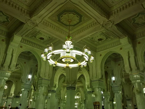 Красивый Вид Декоративные Арки Колонны Люстры Интерьере Мечети Аль Харам — стоковое фото
