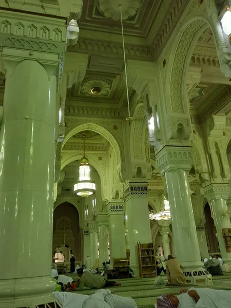 Piękny Widok Dekoracyjnych Łuków Filarów Żyrandoli Wnętrzu Masjid Haram Mekka — Zdjęcie stockowe
