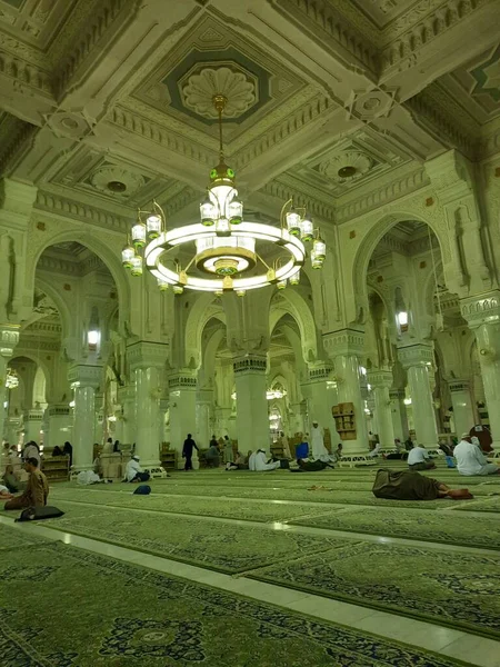 Hermosa Vista Arcos Decorativos Pilares Lámparas Araña Interior Masjid Haram —  Fotos de Stock