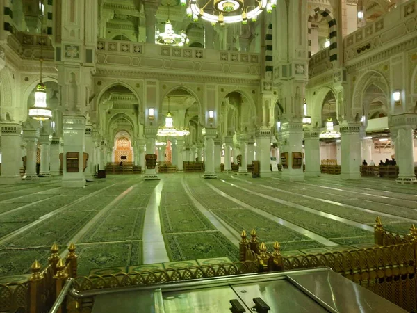Bela Vista Arcos Decorativos Pilares Lustres Interior Masjid Haram Meca — Fotografia de Stock