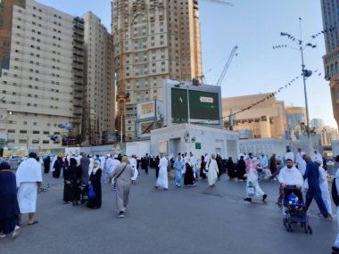 Cuma namazından sonra çok sayıda hacı, Makkah 'daki Mescidi Haram' da görüldü.. 