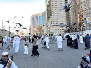 Cuma namazından sonra çok sayıda hacı, Makkah 'daki Mescidi Haram' da görüldü.. 