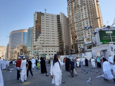 Cuma namazından sonra çok sayıda hacı, Makkah 'daki Mescidi Haram' da görüldü.. 