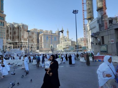 Cuma namazından sonra çok sayıda hacı, Makkah 'daki Mescidi Haram' da görüldü.. 