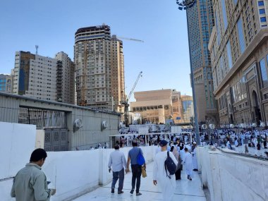 Mekke 'deki Mescidi Haram' da, dünyanın dört bir yanından hacılar cuma namazından sonra avluda toplanıyorlar..