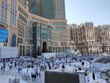 Mekke 'deki Mescidi Haram' da, dünyanın dört bir yanından hacılar cuma namazından sonra avluda toplanıyorlar..