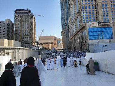 Mekke 'deki Mescidi Haram' da, dünyanın dört bir yanından hacılar cuma namazından sonra avluda toplanıyorlar..