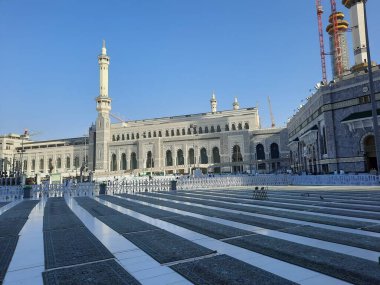 Mekke 'deki Mescid Al Haram' ın güzel dış manzarası. Mescid-i Haram 'ın dış kesiminin de dünyanın dört bir yanından gelen ziyaretçiler için mükemmel tesisleri vardır..