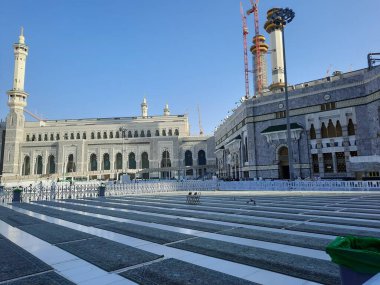 Mekke 'deki Mescid Al Haram' ın güzel dış manzarası. Mescid-i Haram 'ın dış kesiminin de dünyanın dört bir yanından gelen ziyaretçiler için mükemmel tesisleri vardır..