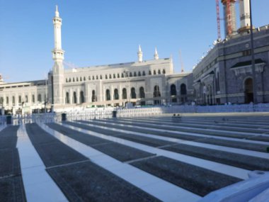 Mekke 'deki Mescid Al Haram' ın güzel dış manzarası. Mescid-i Haram 'ın dış kesiminin de dünyanın dört bir yanından gelen ziyaretçiler için mükemmel tesisleri vardır..