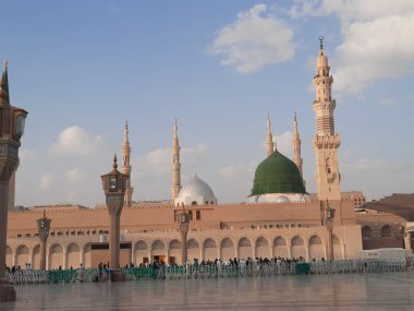  Beautiful daytime view of Masjid Al Nabawi, Medina's minarets and mosque courtyard.