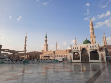  Beautiful daytime view of Masjid Al Nabawi, Medina's minarets and mosque courtyard.