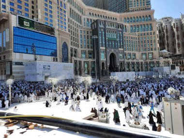 Mekke 'deki Mescidi Haram' da, dünyanın dört bir yanından hacılar cuma namazından sonra avluda toplanıyorlar..