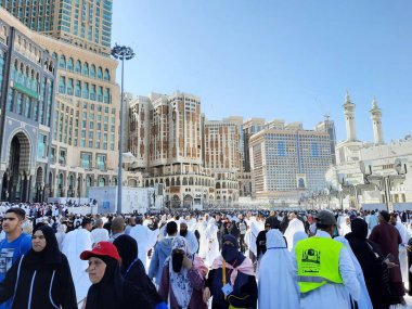 Mekke 'deki Mescidi Haram' da, dünyanın dört bir yanından hacılar cuma namazından sonra avluda toplanıyorlar..